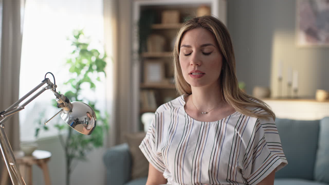 una mujer en una sala de estar