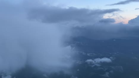 vista de cabina de algunas nubes de nieve durante la aproximación al aeropuerto de bilbaos, al norte de españa, en una fría mañana de invierno