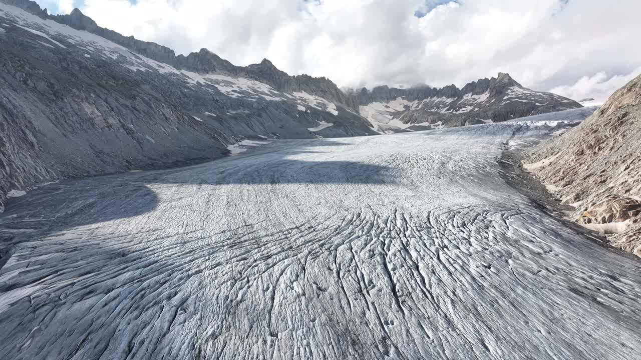 구름이 많은 날 에 드론 으로 찍은 로네 빙하 의 공중 사진