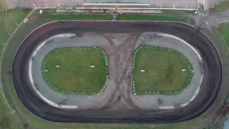 imágenes de drones de arriba hacia abajo de la pista de carreras de speedring de tierra