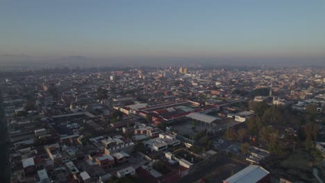 toma aérea estabilizada de una ciudad en méxico