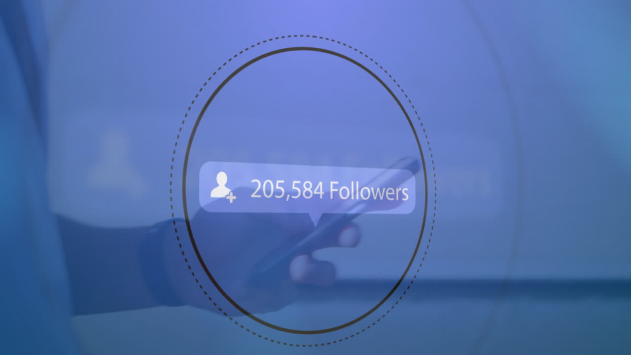 burbuja de discurso con seguidores texto con números crecientes contra el hombre que usa teléfono inteligente