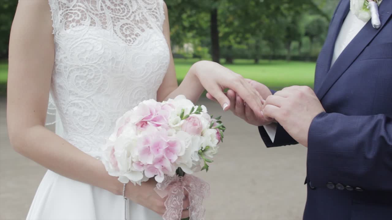 Intercambio de anillos de la ceremonia de bodas