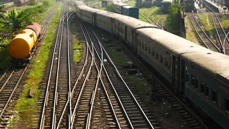 vías de tren y cruce en una ciudad asiática