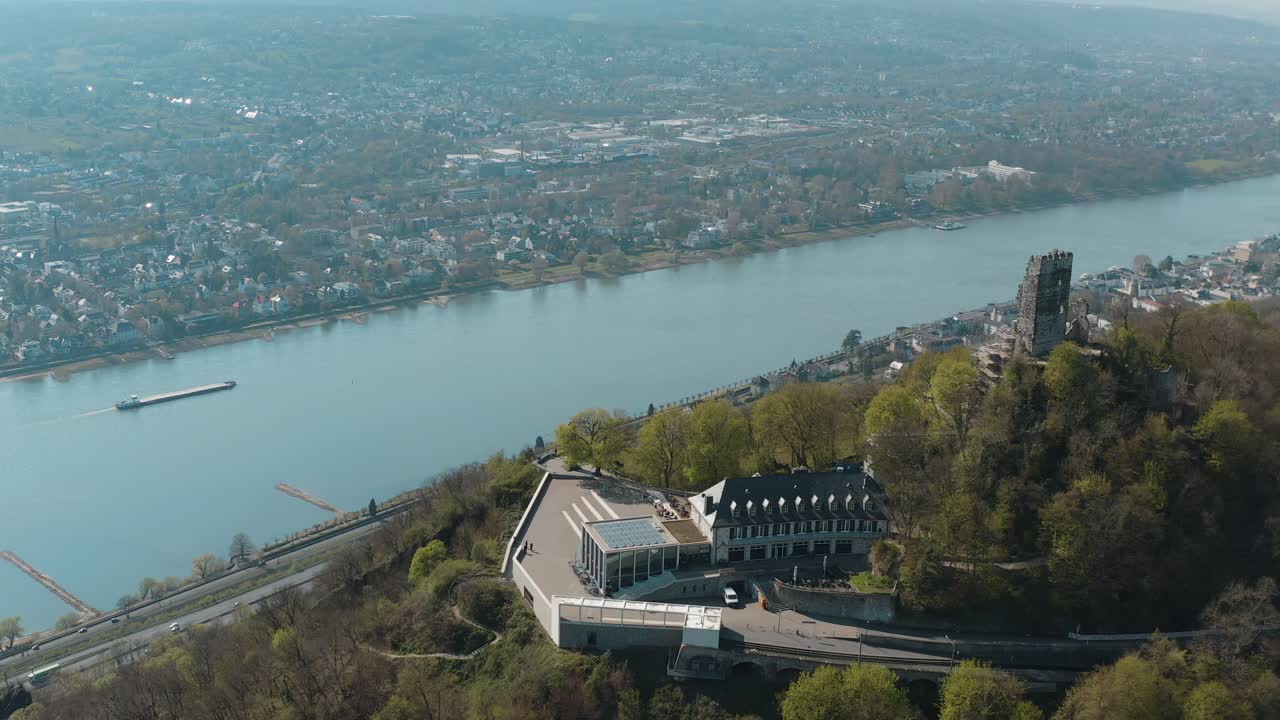 본 - königswinter 근처 라인 강과 선박 siebengebirge와 함께 drachenfels의 드론 샷