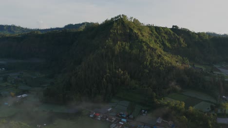 熱帶山脈的外環巴圖爾火山口 (batur caldera) 在日出時,空中