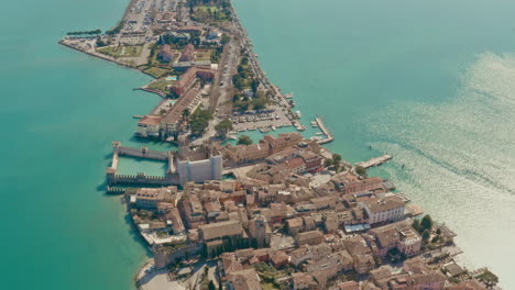 Drone-Disparó-Sobre-La-Ciudad-De-Sirmione,-Lago-De-Garda-Italia