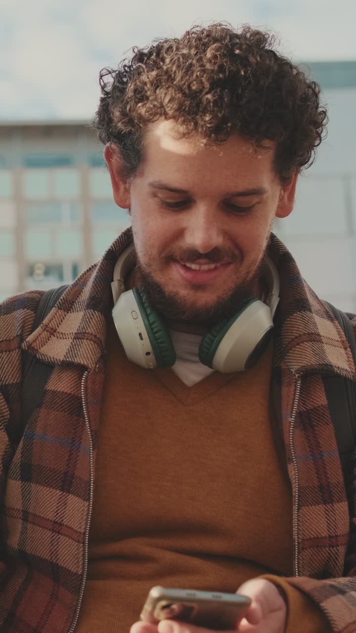 Homem com fones de ouvido usando smartphone