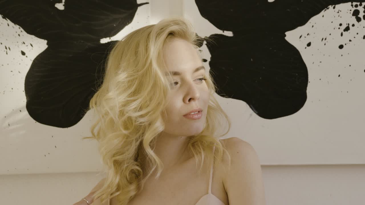 핑크색 드레스를 입은 금발 여성, 추상 예술