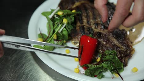 bistec a la parrilla con ensalada