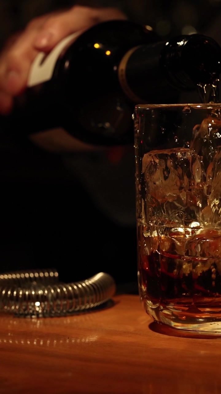 Sequenza di versamento di whisky in un bicchiere