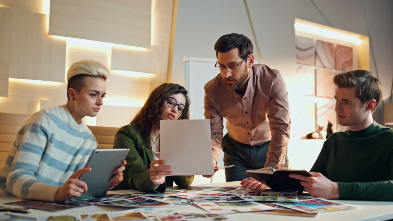 비즈니스 팀은 디자인 프로젝트를 논의하는 이사회에서 아이디어를 공유합니다.