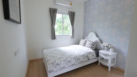 decoración de dormitorio limpio y brillante con luz natural