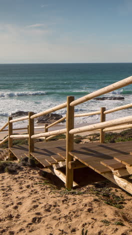 Wunderschöner-Wilder-Und-Einsamer-Strand-An-Der-Portugiesischen-Atlantikküste-In-Vertikaler-Richtung