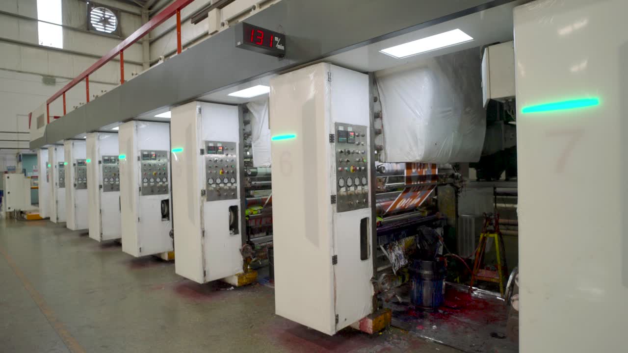 공장에서 자동 폴리에렌 플라스틱 가방 생산 기계의 줄