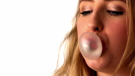 Pretty-blonde-blowing-bubble-gum