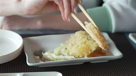 Eine-Frau-Mit-Stäbchen-In-Der-Hand-Nimmt-Dünne-Scheiben-Japanisches-Gemüsetempura-Rezept-Mit-Ingwer-Ponzu-Sauce,-Gesundes-Vegetarisches-Essen