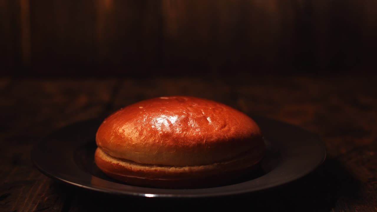 un solo pan de hamburguesa en un plato
