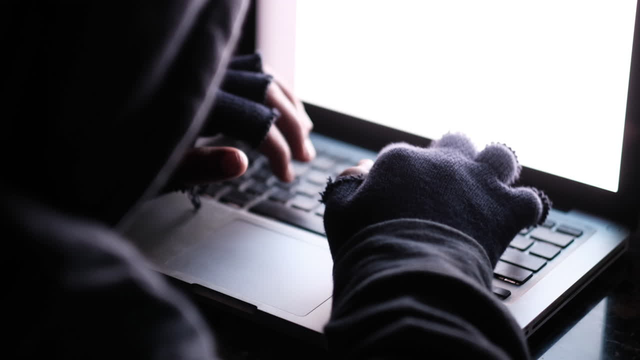 노트북을 사용하는 해커