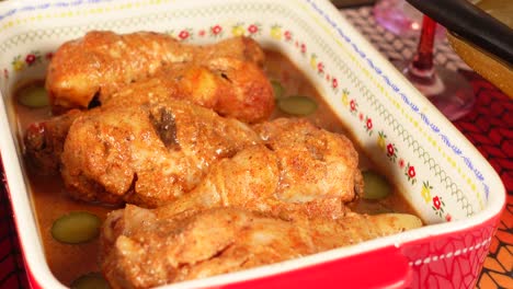 patas de pollo crudas marinadas en un plato de cazuela roja