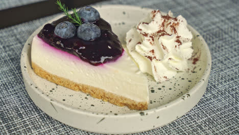 tarta de queso de arándanos con crema batida en un plato