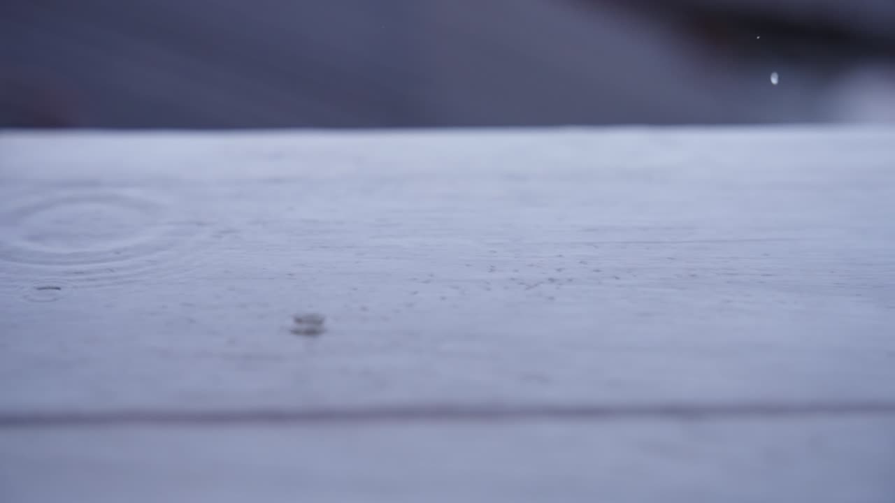 발코니 나무 바닥에 방울