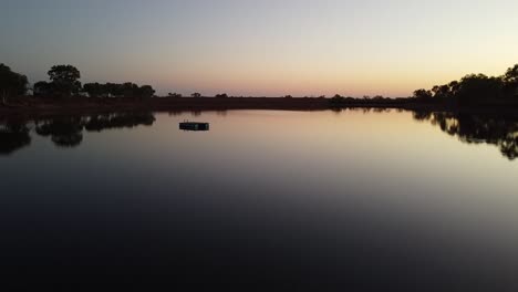 Imágenes-De-Drones-De-Un-Lago-Sereno-Al-Amanecer-Con-Las-Primeras-Luces