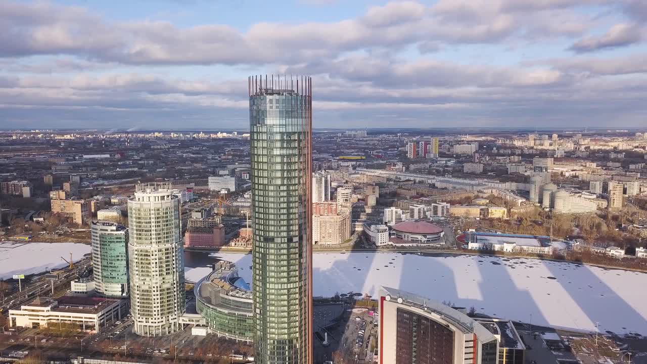 vista aérea del paisaje urbano con rascacielos y río