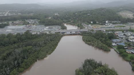 Vehicles-Driving-In-The-Bridge-Over-The-Tallebudgera-Creek-With-Murky-Water-In-Gold-Coast,-QLD,-Australia