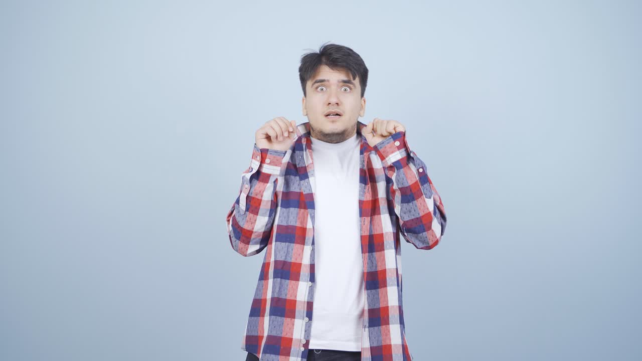 카메라를 보는 사람의 반응에 대한 두려움. 겁쟁이 사람.