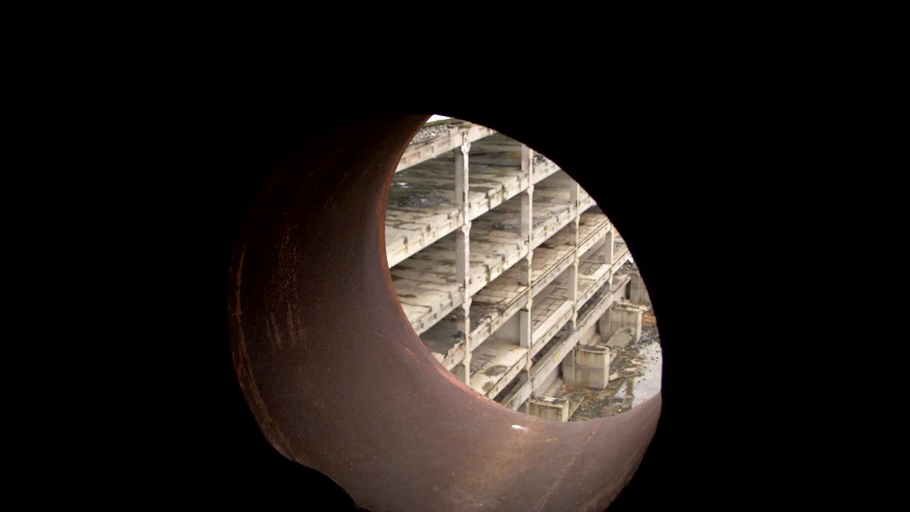 vista a través de la ventana al mundo abandonado