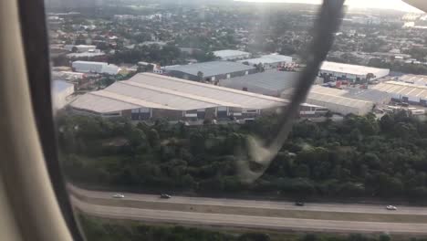 avión de hélice en vuelo