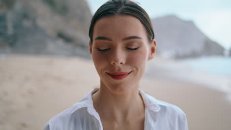 Mujer-Soñadora-Relajante-Playa-Día-Nublado-De-Cerca.-Niña-Feliz-En-La-Orilla-Del-Mar-Vertical