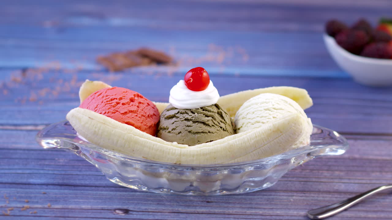 helado de banana split con fresa, chocolate y vainilla