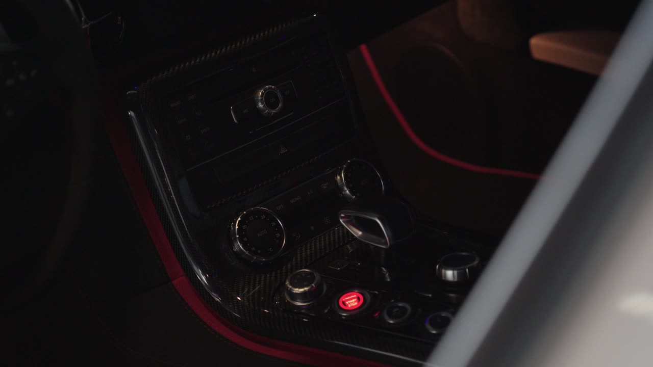 salpicadero medio de un coche de lujo