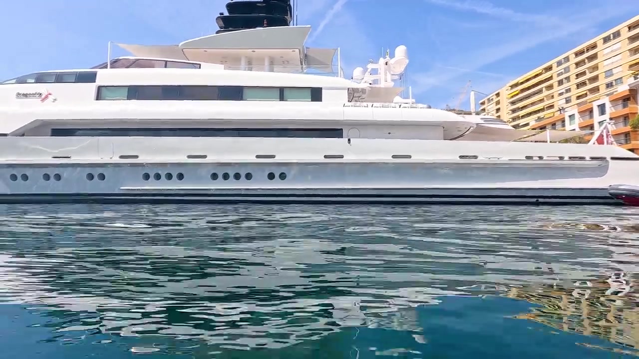 Yacht nedsænkes delvist, undervandsudsigt følger