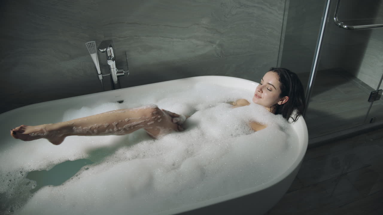 예쁜 여자가 실내에서 목욕을 하고 있다