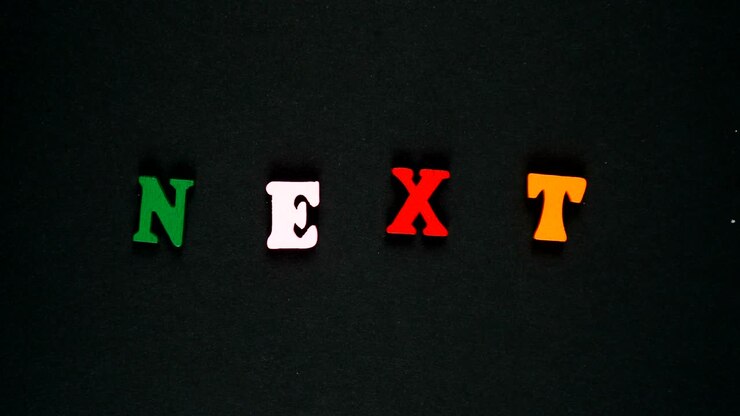 La parola "Next" formata da lettere di legno multicolori. Loop di parole colorate. Animazione in stop motion