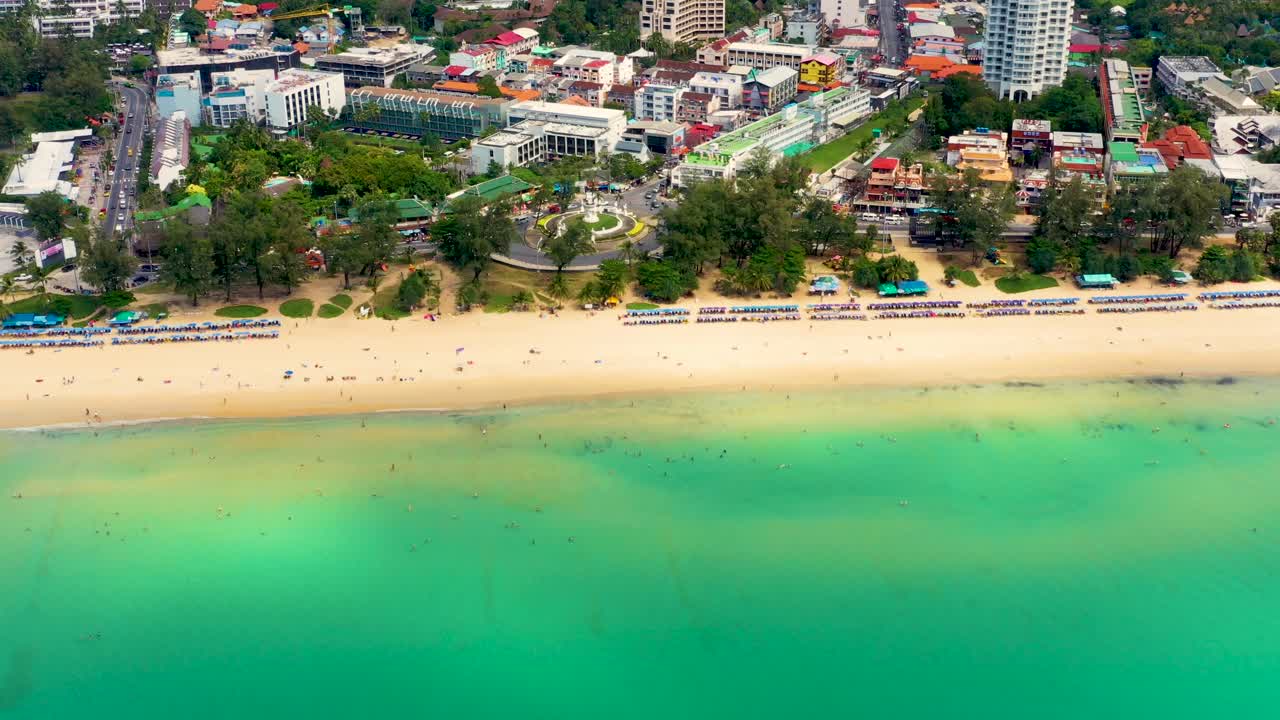 Flyver langs Karon Beach og turistområdet på øen Phuket i Thailand, med Det Indiske Ocean og turistområdet i billedet.