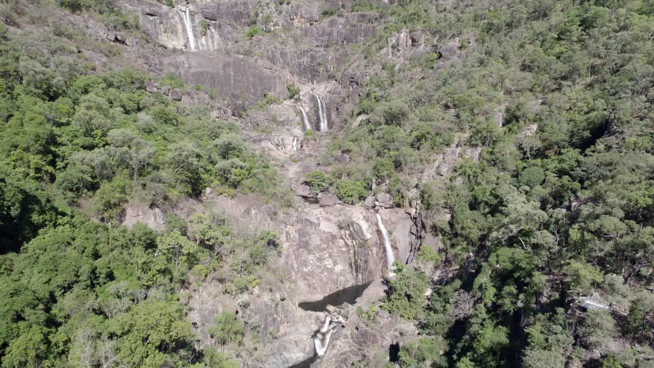 jourama falls y una serie de cascadas en el parque nacional paluma range bordeado por selva tropical en verano en yuruga, qld, australia