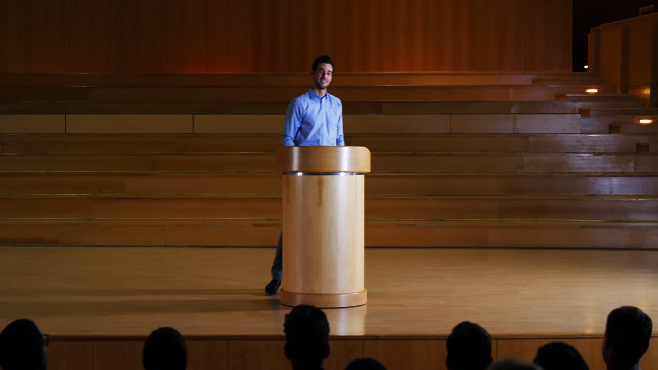 ejecutivo de negocios masculino dando un discurso