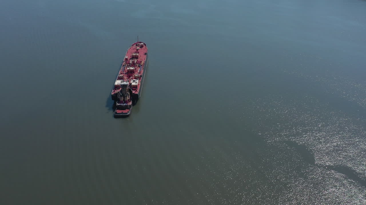 una vista de drone de una gran barcaza roja anclada en el río hudson en nueva york en un día soleado