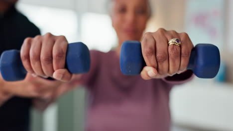 mujer mayor realizando ejercicios de entrenamiento de fuerza con asistencia
