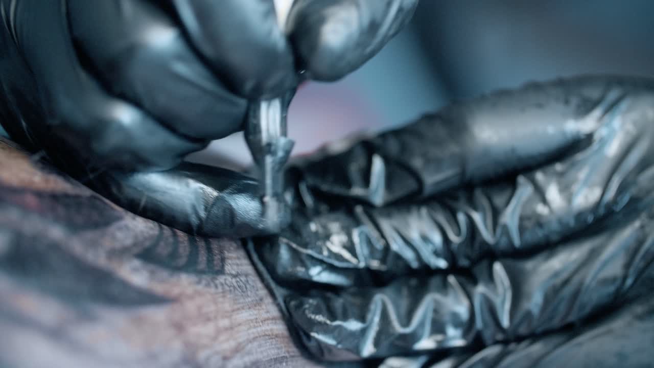 татуировщик на работе