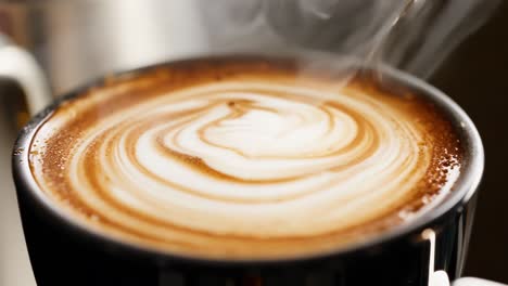 delicioso latte art humeante y caliente