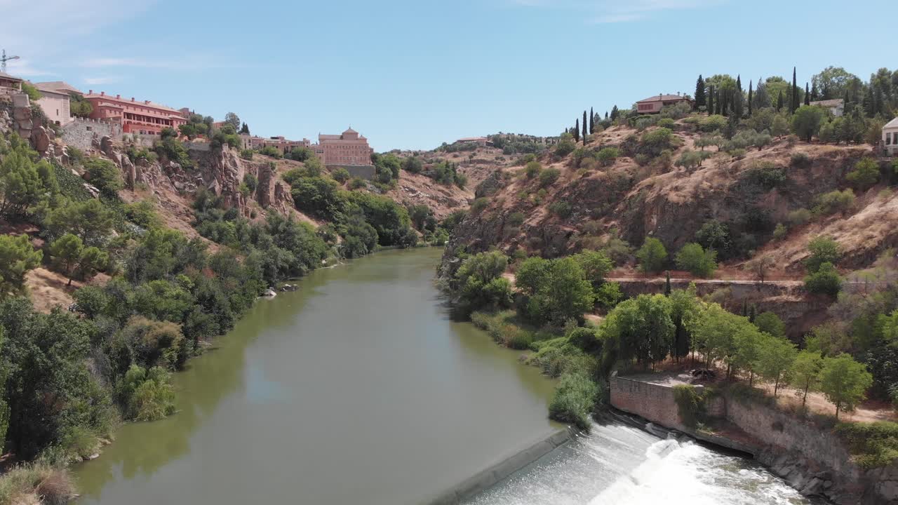 Incredibile valle lussureggiante e verde e fiume Tago, con acqua bianca a Toledo, Spagna
