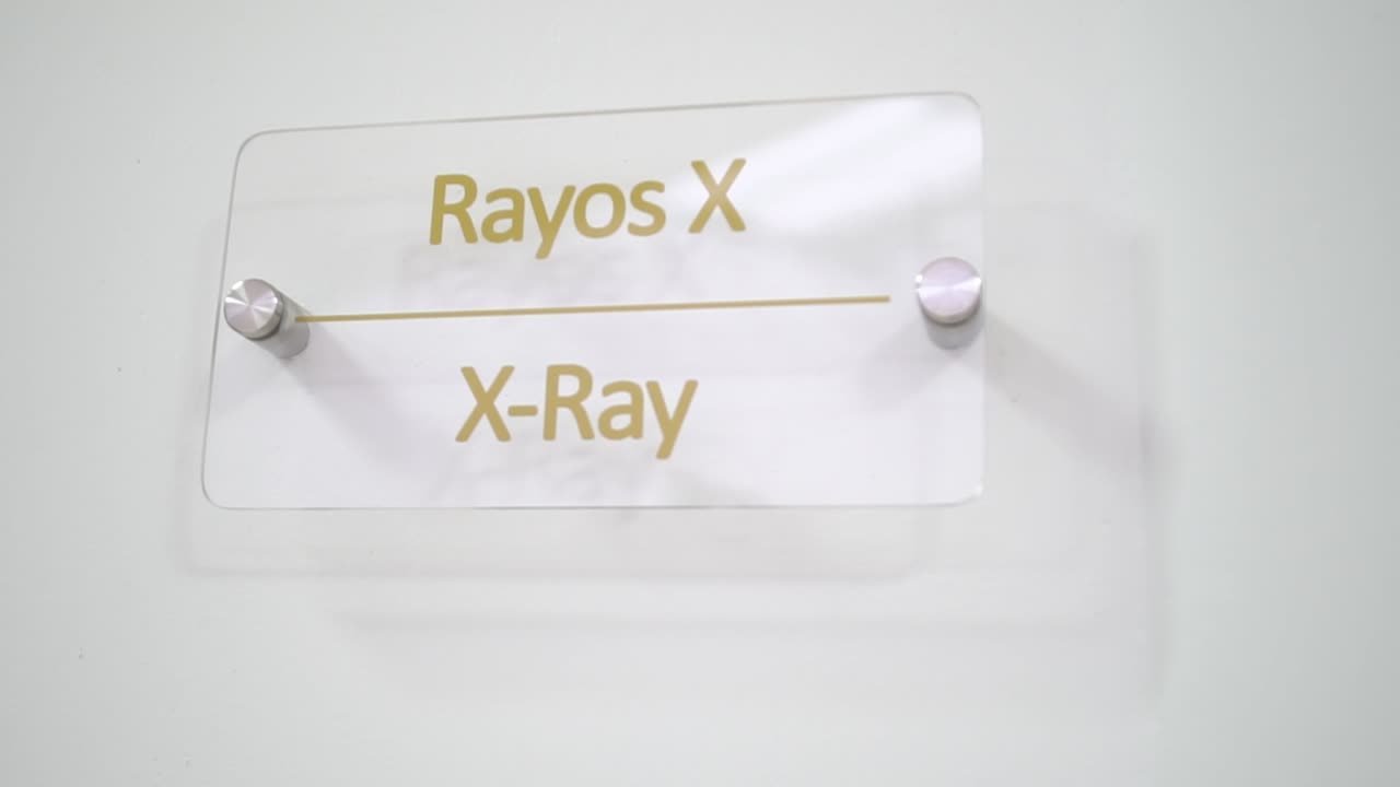 rayos x transparentes cantan en la puerta de un hospital