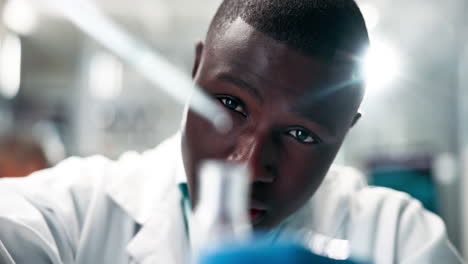 científico que trabaja en un laboratorio