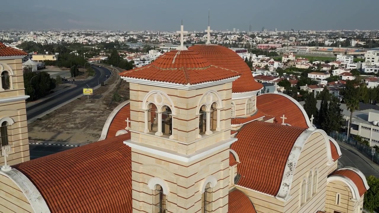 Allontanandosi dal campanile della Chiesa Ortodossa di San Panteleimon a Engomi, Nicosia, Cipro. - Ripresa aerea in allontanamento
