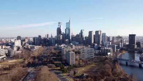 Una-Hermosa-Toma-Aérea-Del-Rascacielos-De-Filadelfia-Y-El-Lugar-De-La-Libertad,-Pennsylvania